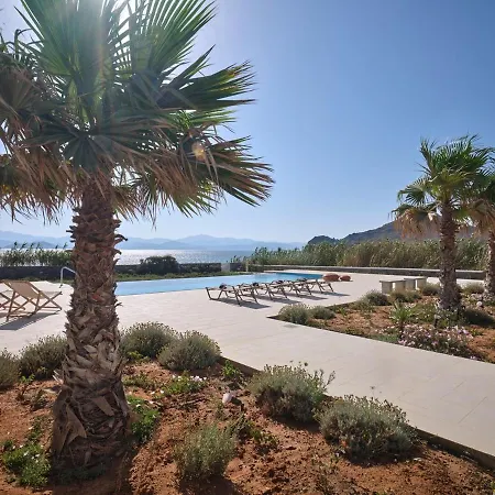 La Waterfront Villa *